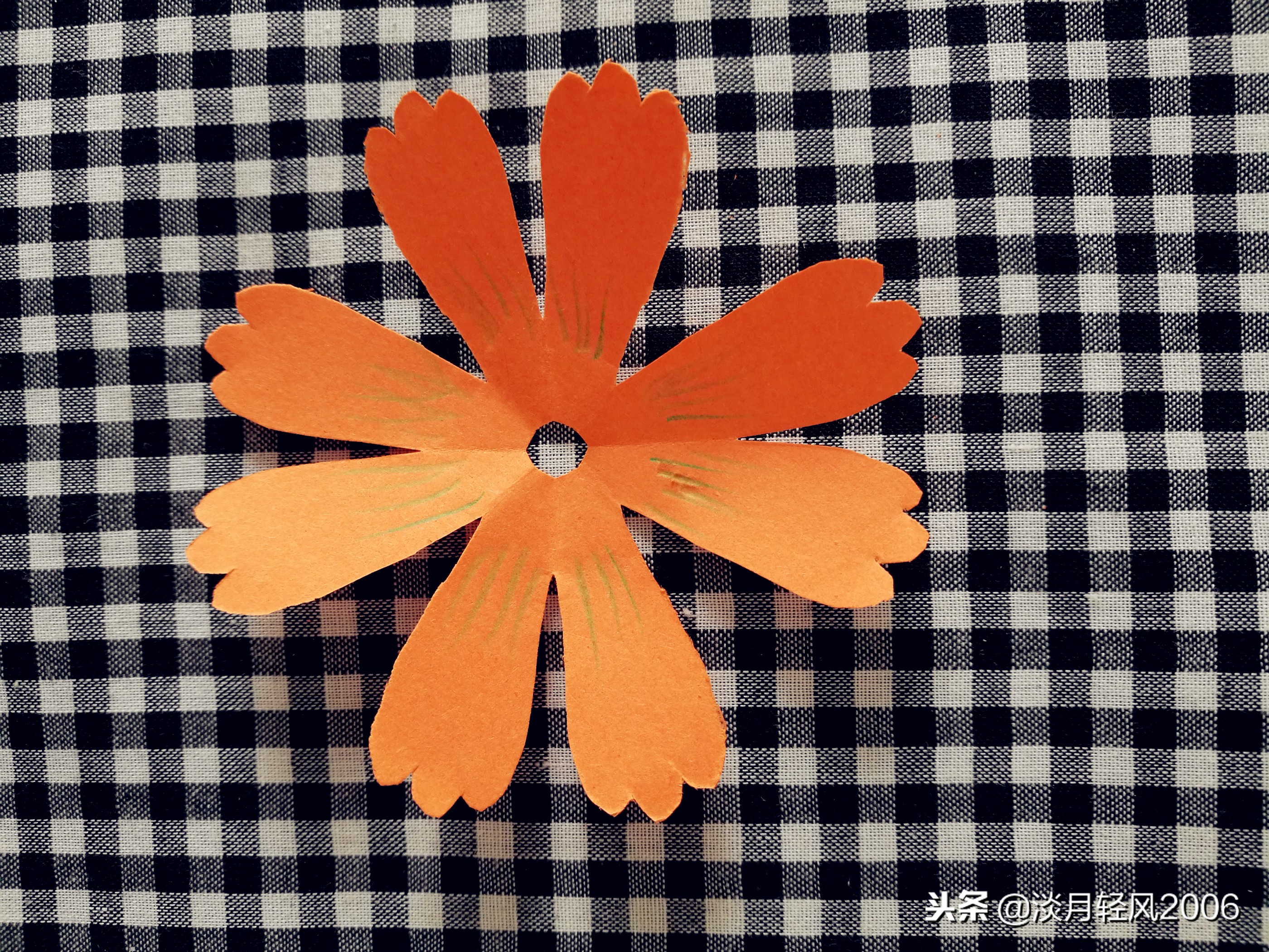 卡纸手工制作小花,用卡纸和棒棒糖做小花送给孩子