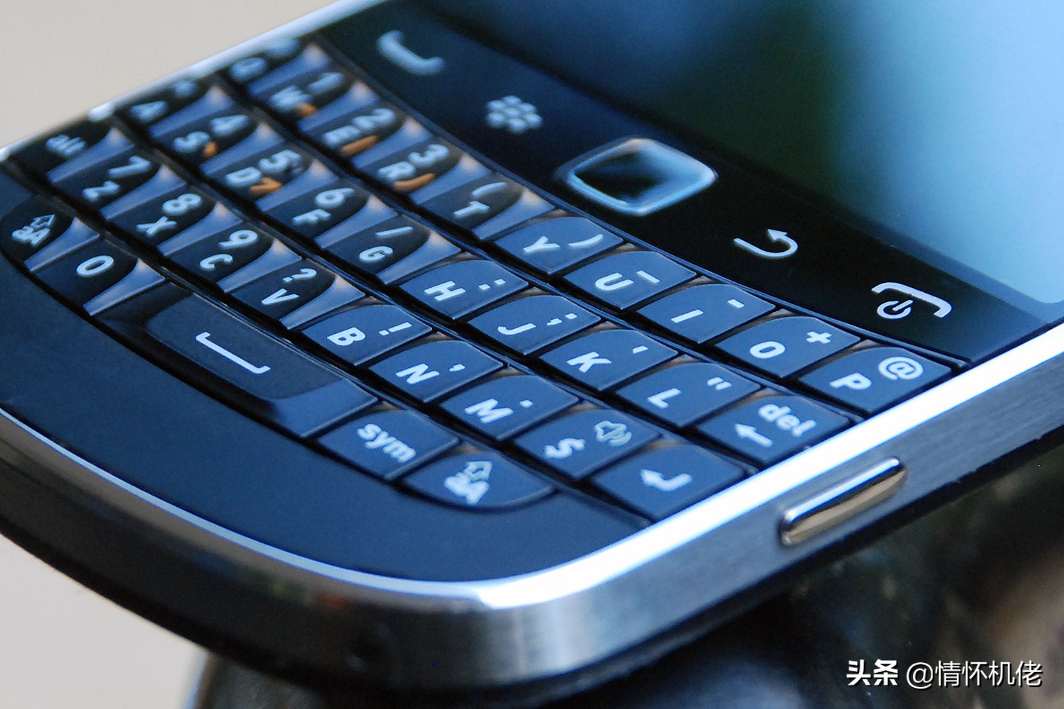 黑莓9900键盘亮了开不了机,黑莓9900光学触摸板