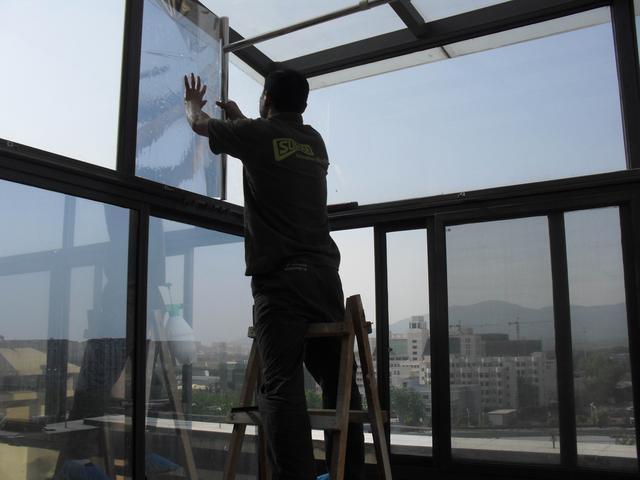 头一次见挂窗帘不用罗马杆,头次见房子不挂窗帘