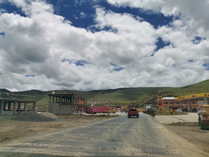 雅江到稻城香格里拉镇多少公里,理塘到稻城香格里拉镇