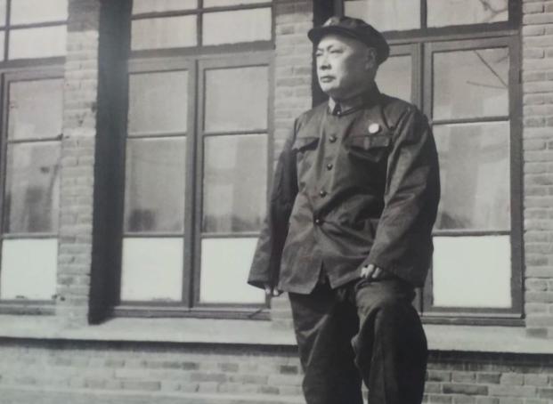 1950年国民*党**一县长落难，求陈毅找工作，陈老总：不会忘记朋友