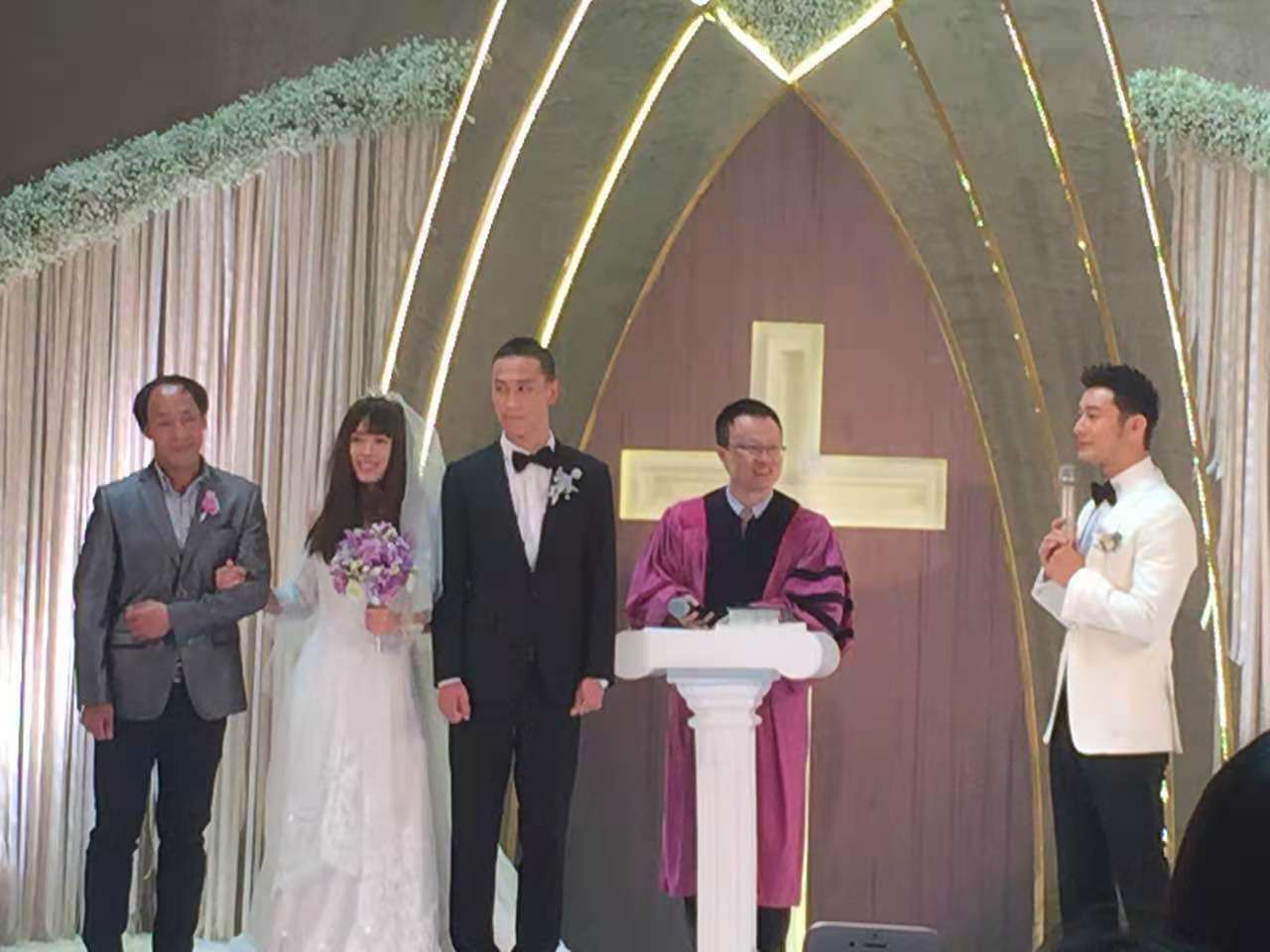 还记得这个女孩吗？4年前，影星黄晓明亲临现场为她的婚礼助阵