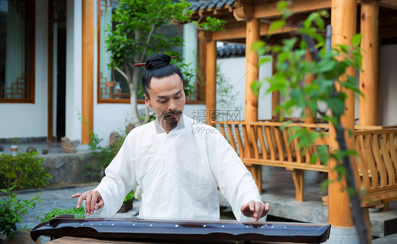 武当山道士戴什么道冠,武当山的道士属于哪派