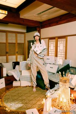 泫雅代言MLB 春夏MONOGRAM系列，也太好看了吧