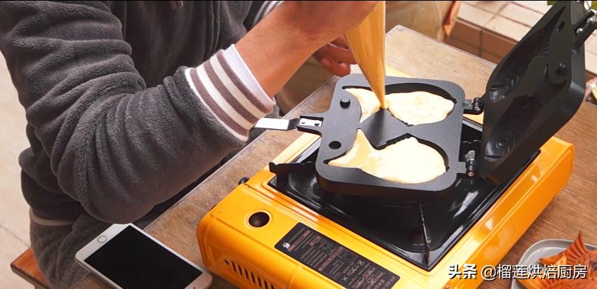 自己动手做出蜡笔小新同款鲷鱼烧，豆沙丝滑甜软，表皮蛋香浓郁