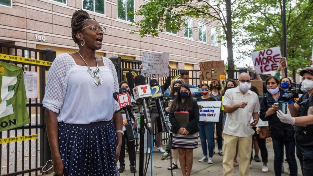 性侵虐待、强摘女性子宫！美政府被曝惊天丑闻，这是在种族清洗？