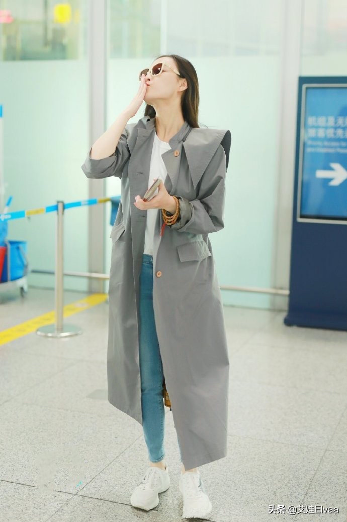 倪妮出发洛杉矶终于奢侈回，穿18999衣配7900鞋，罕见红唇太抢眼