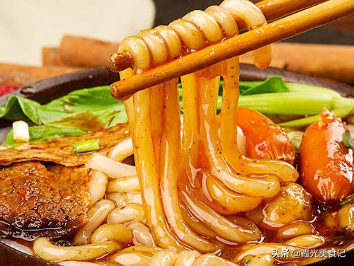 天太冷了吃热乎乎的砂锅土豆粉,热乎乎的砂锅土豆粉