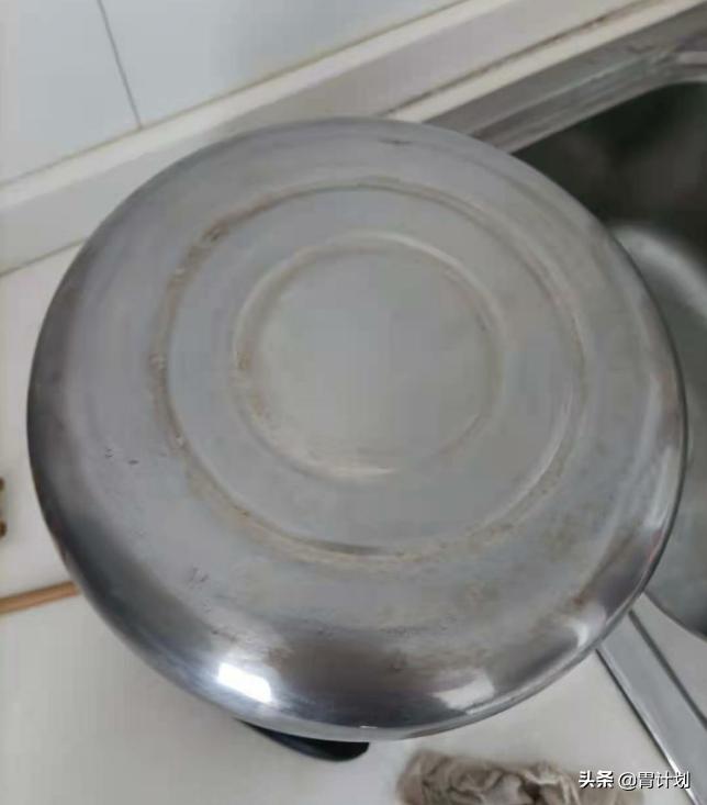 糊了的锅底没有钢丝球怎么洗,锅底烧糊了别着急扔今天教你一招