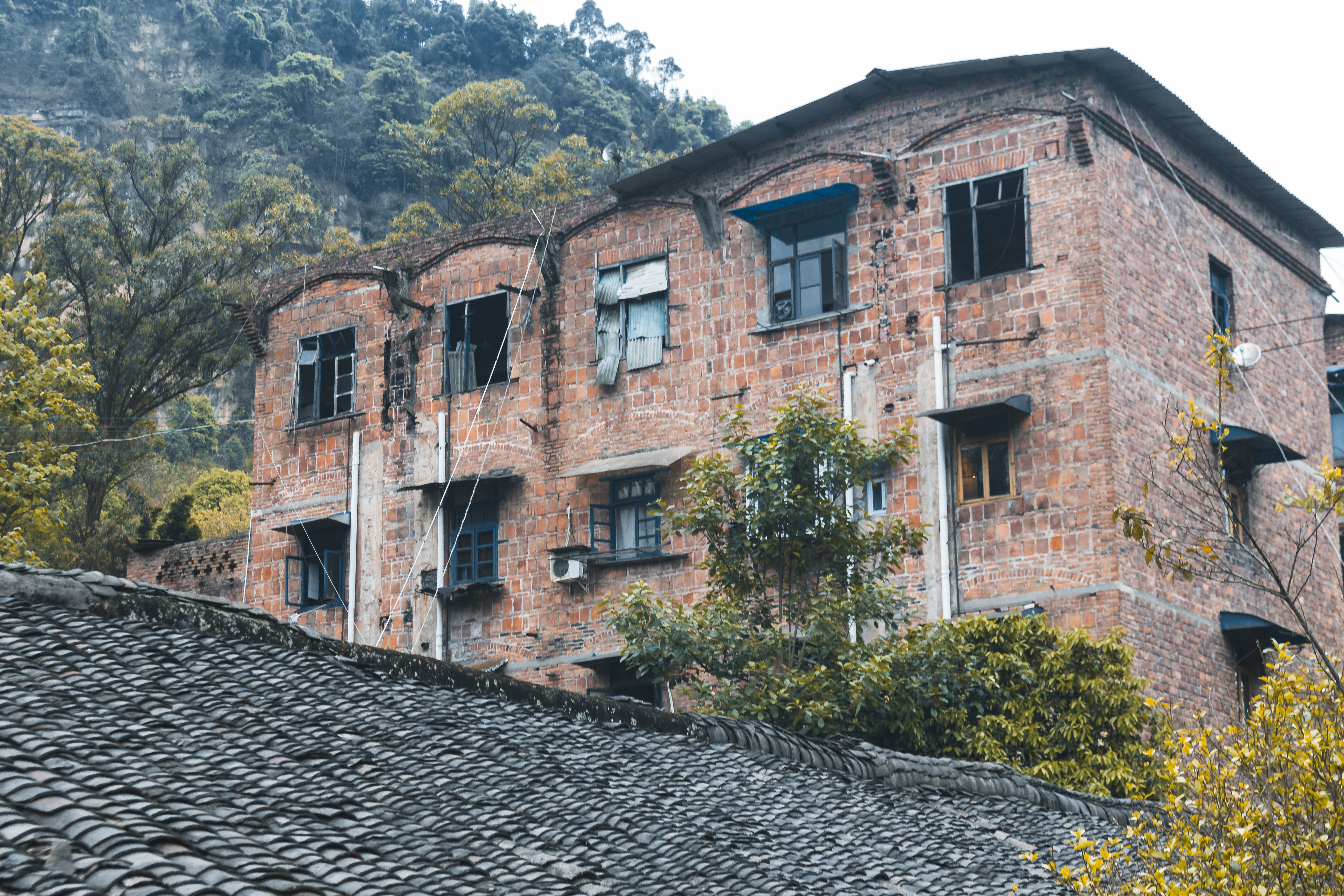 乐山除了大佛和峨眉山还有啥景区,除了峨眉山还有哪些地方