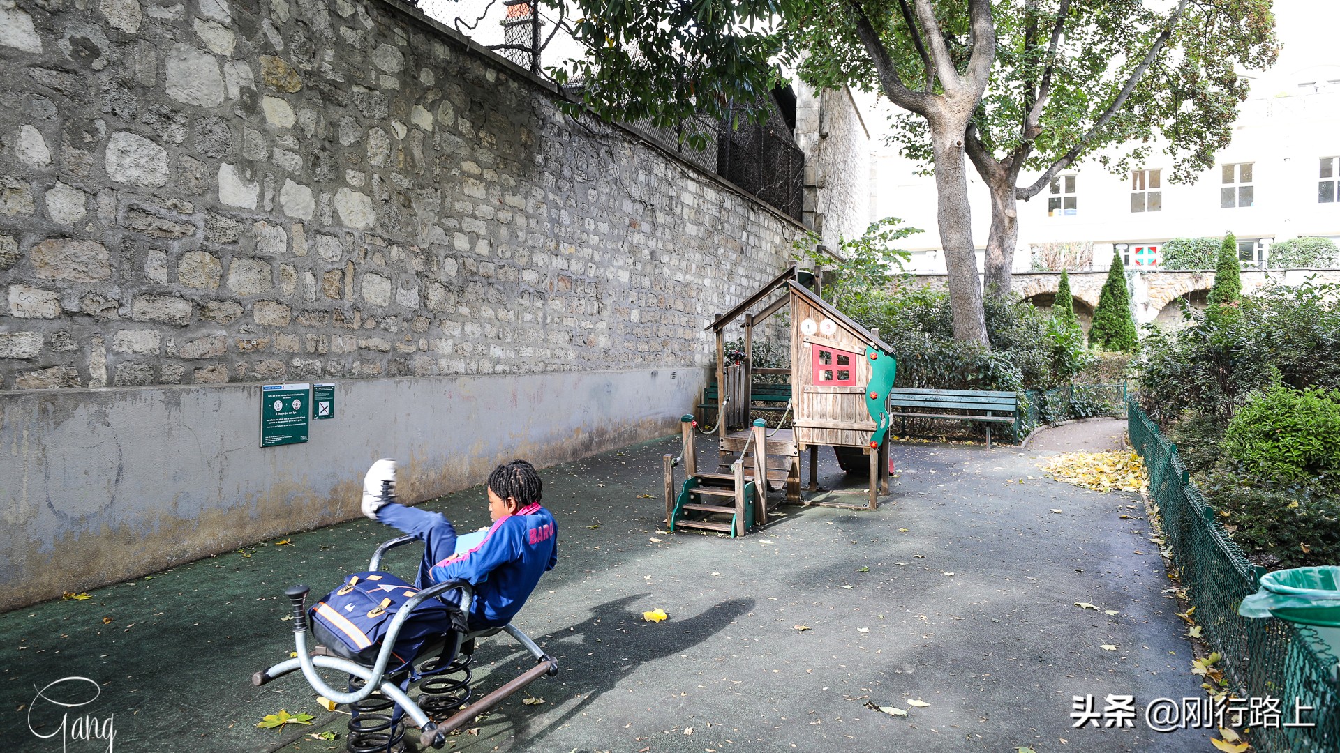 用全世界的语言说爱你的巴黎爱墙,你可曾向最爱的她表白过