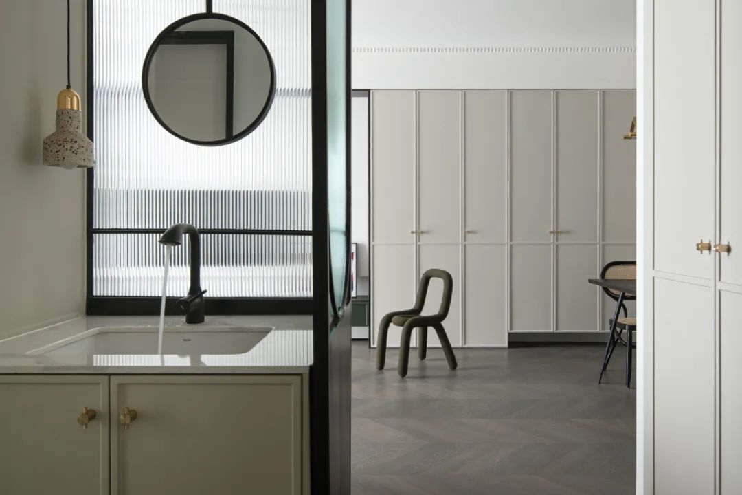 线条、色块和潮玩，这个89㎡比想象中还有料