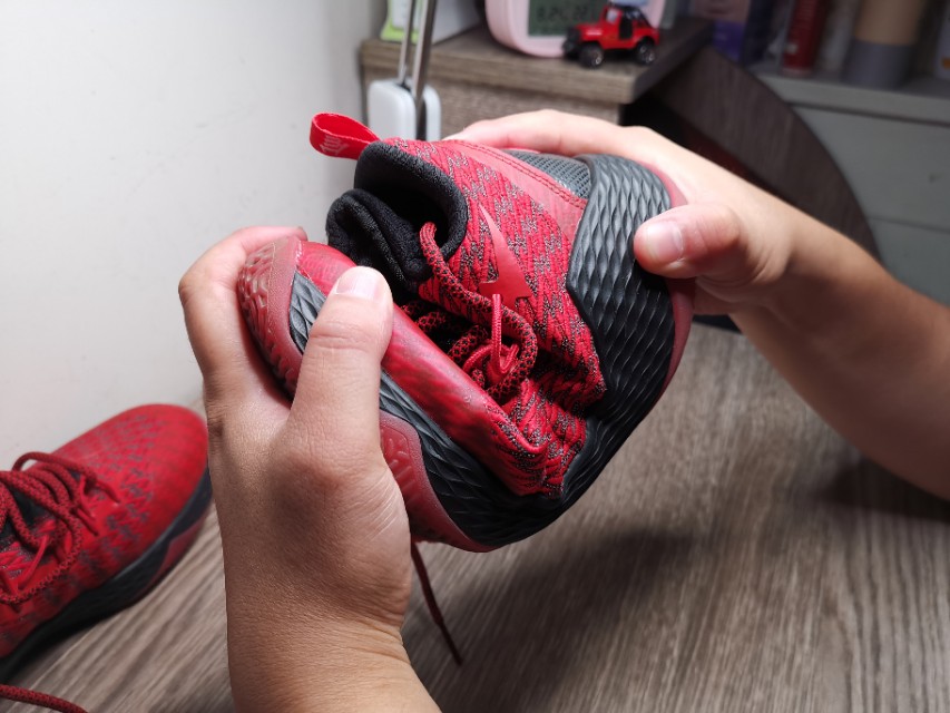 一分钱一分货，便宜也掩盖不了缺陷。匹克闪电路威战靴实战评测。