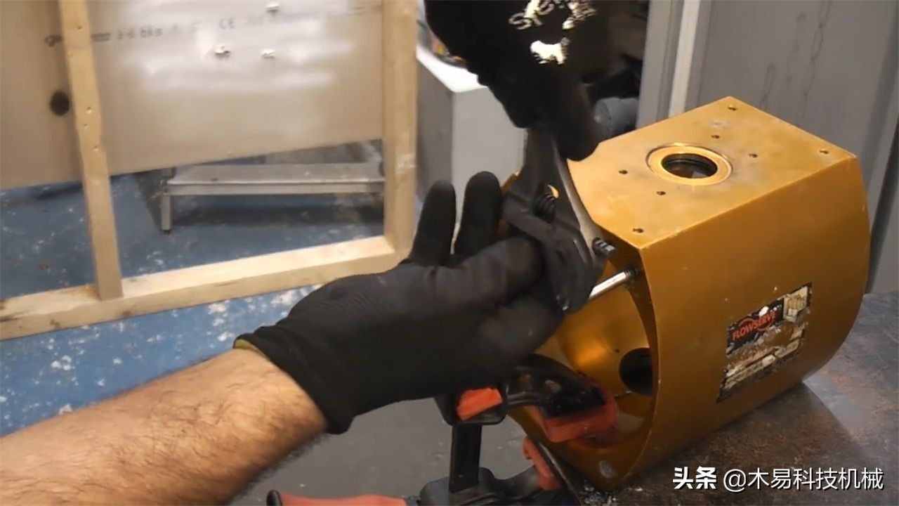 螺丝螺母折断,咋办?看外国“牛人”如何取出