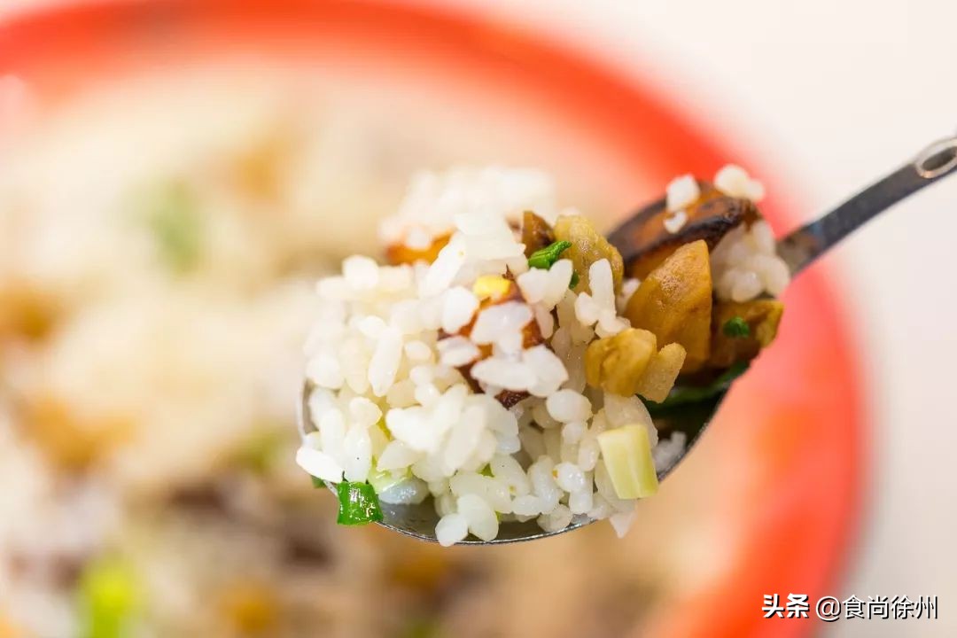 徐州闹市一角，还原了80年代的市井范儿！笸箩上菜，98元吃17样！