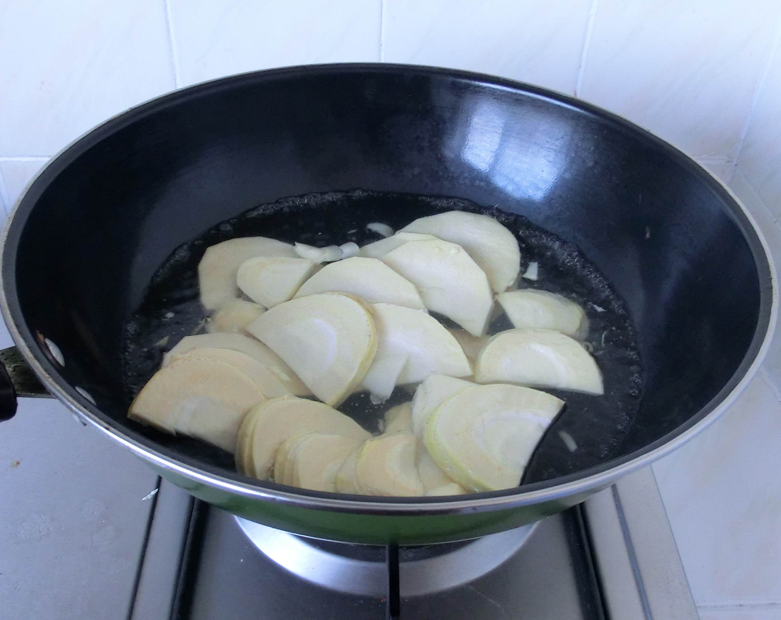 炒腊肉不要直接下锅,炒腊肉时不能洗净直接炒