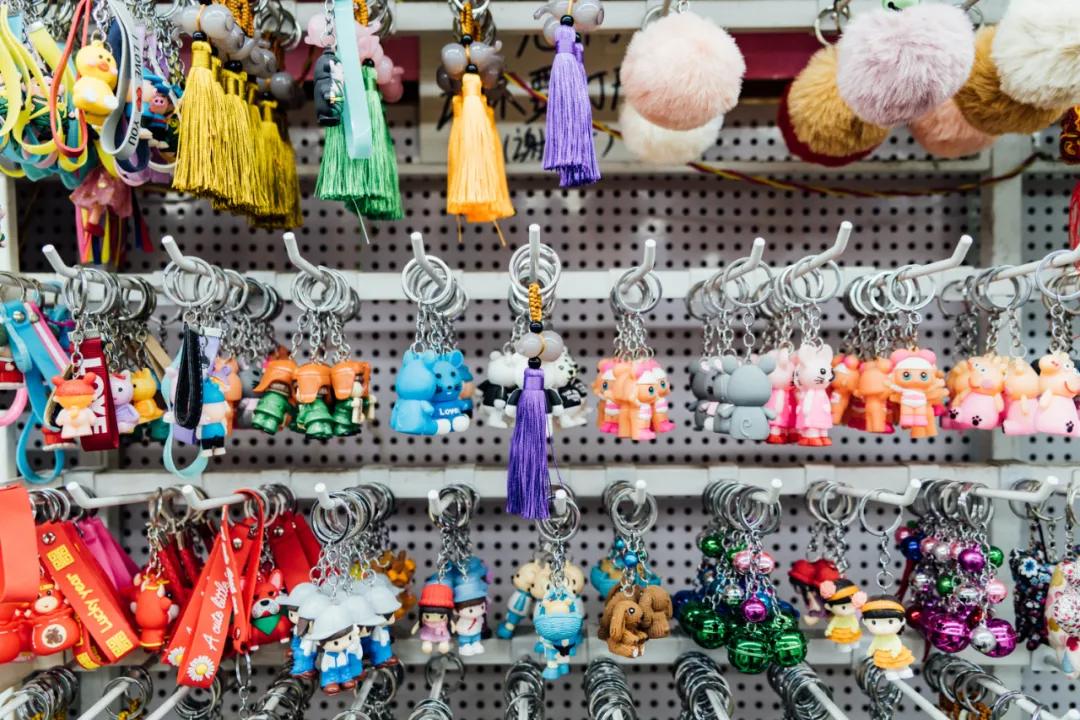 活着的两元店,2块钱能买啥?