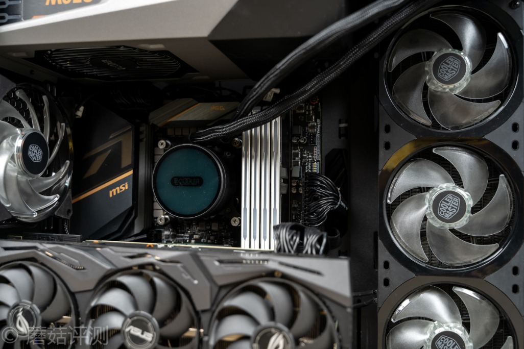 颜值和性能都很能打、扎达克SPARK台式机内存条评测