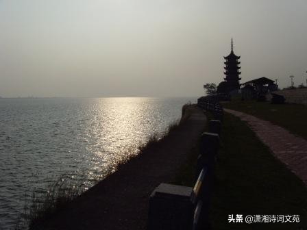 “神女应无恙，当惊世界殊”：再读《水调歌头·游泳》