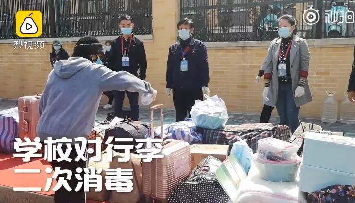 山东一学校食堂火了!一张餐桌4个凳子锁了3个,只容一人孤独地坐着