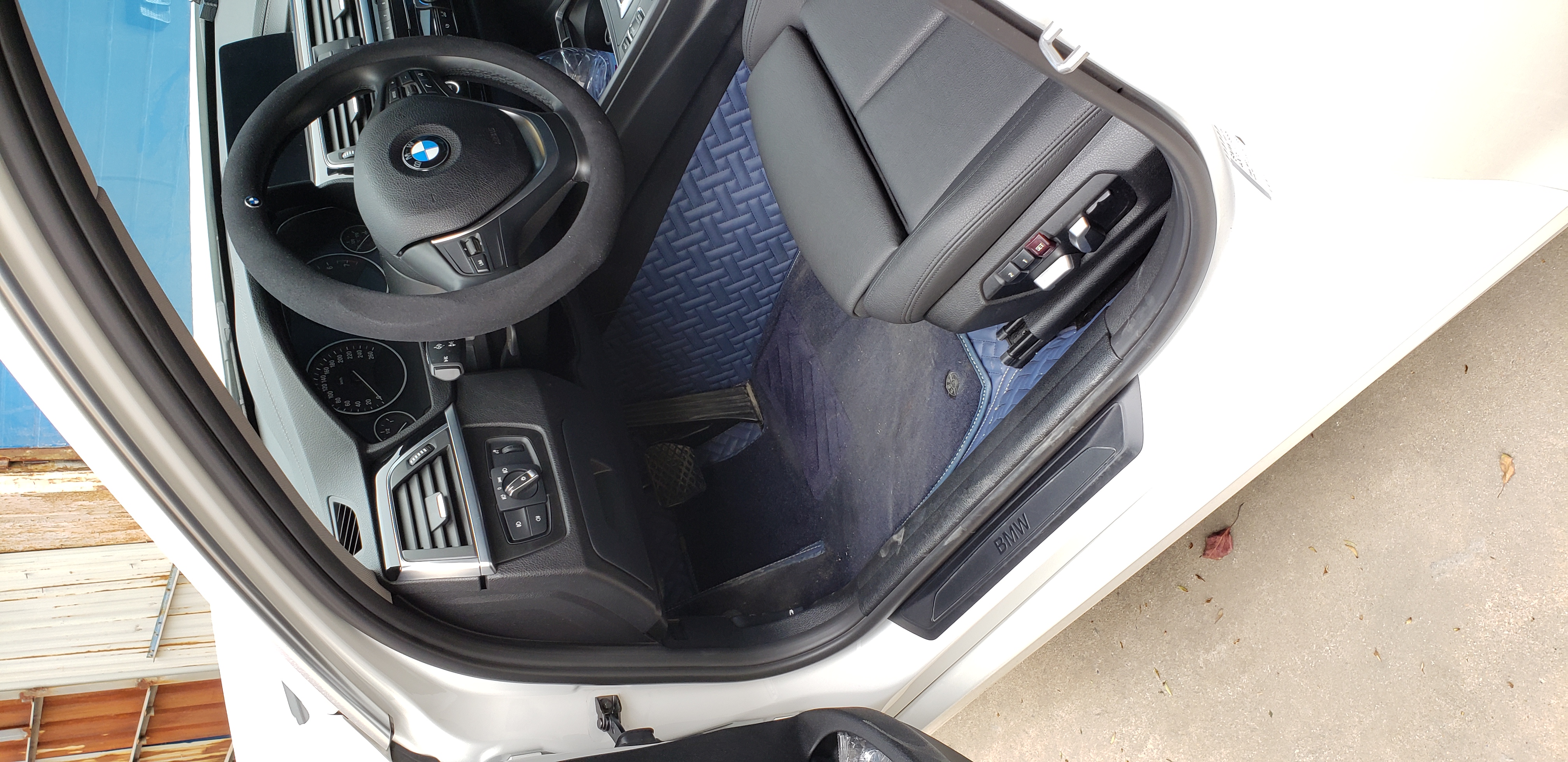 宝马318i跟宝马318li有什么区别,三缸的宝马318值得购买吧