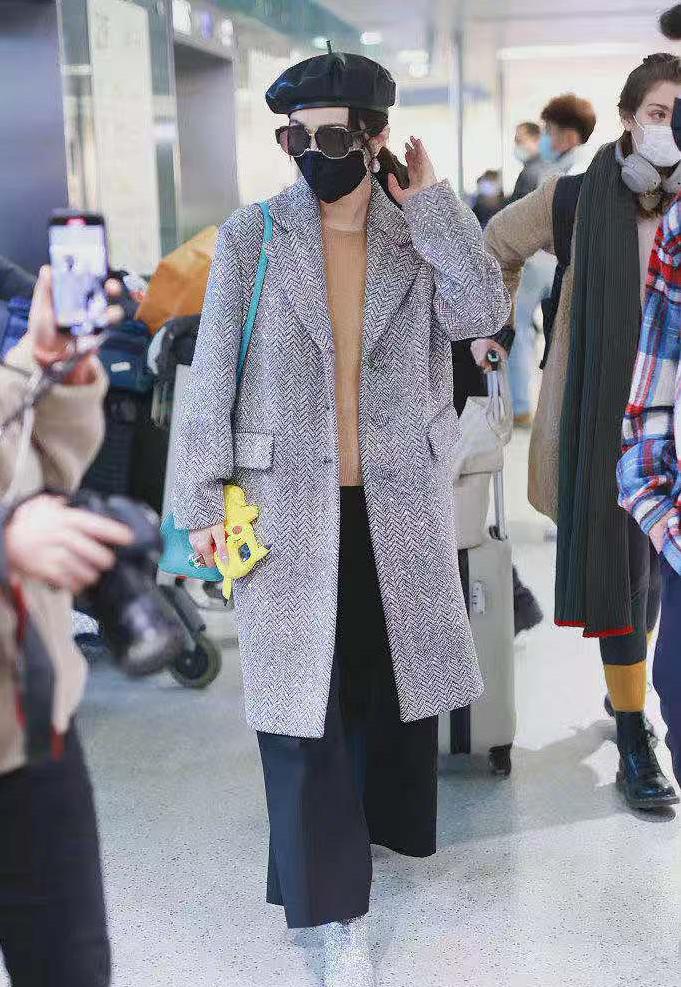 范冰冰最近出席活动照片一身西装,范冰冰戴棒球帽戴墨镜现身机场