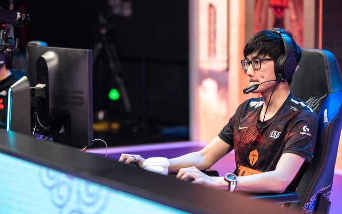 阿水现在用什么鼠标,lpl职业选手用的是什么手机