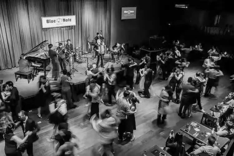 漠河舞厅爆火钢琴,漠河舞厅广场舞最火