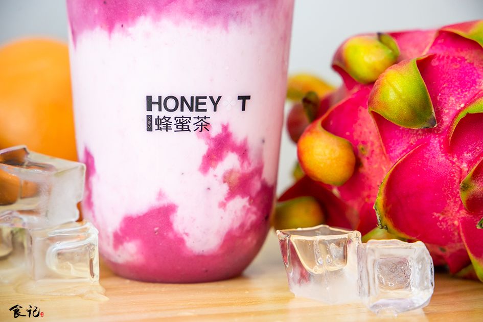 在人民路上喝了杯爆款「蜂蜜茶」，还送我超萌杯套