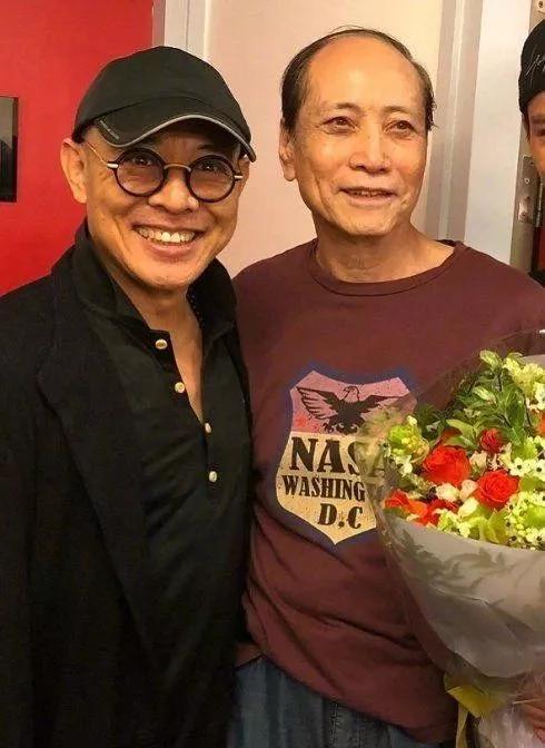 洪金宝老态照片,洪金宝现身街头满头白发