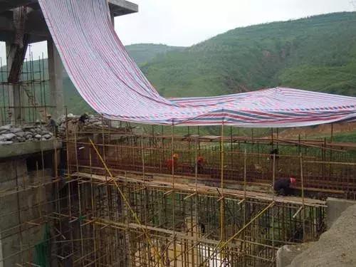打混凝土下雨怎么处理的,打混凝土中途下雨停还是不停