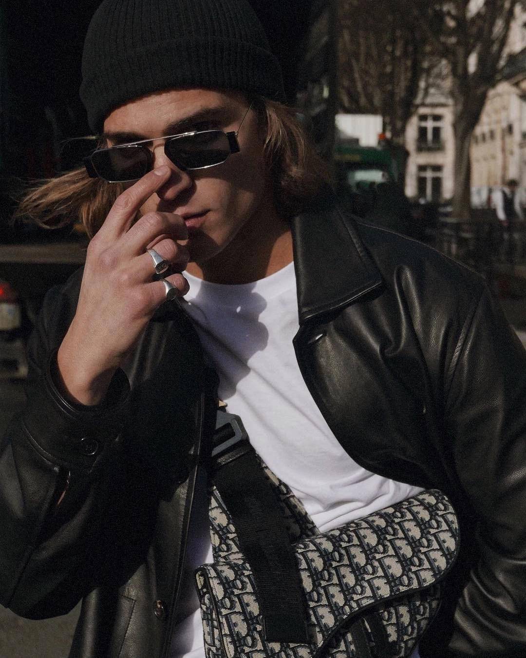 迪奥马鞍包黑皮王俊凯,王俊凯同款迪奥马鞍包