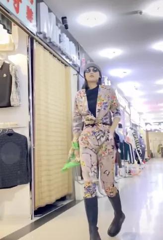 为了暴打凡尔赛文学,年轻人涌入菜场买衣服