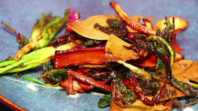 炸辣椒油时油里葱姜蒜炸糊了,刚炸辣椒油有点苦是怎么回事