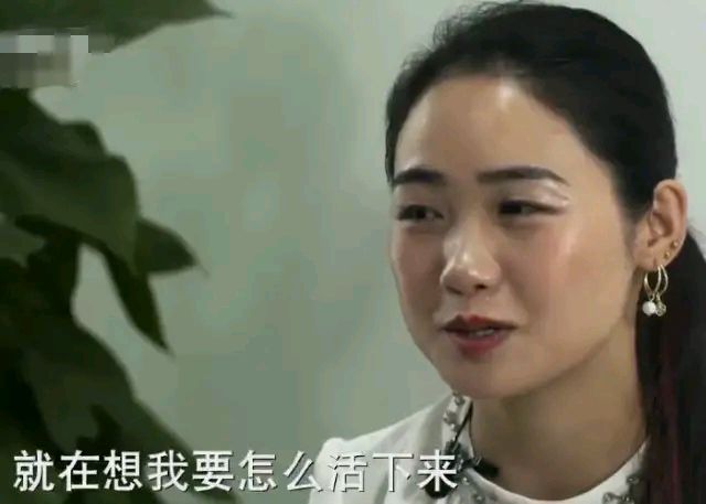 断臂女孩用脚绣花抖音号,用脚刺绣的女孩