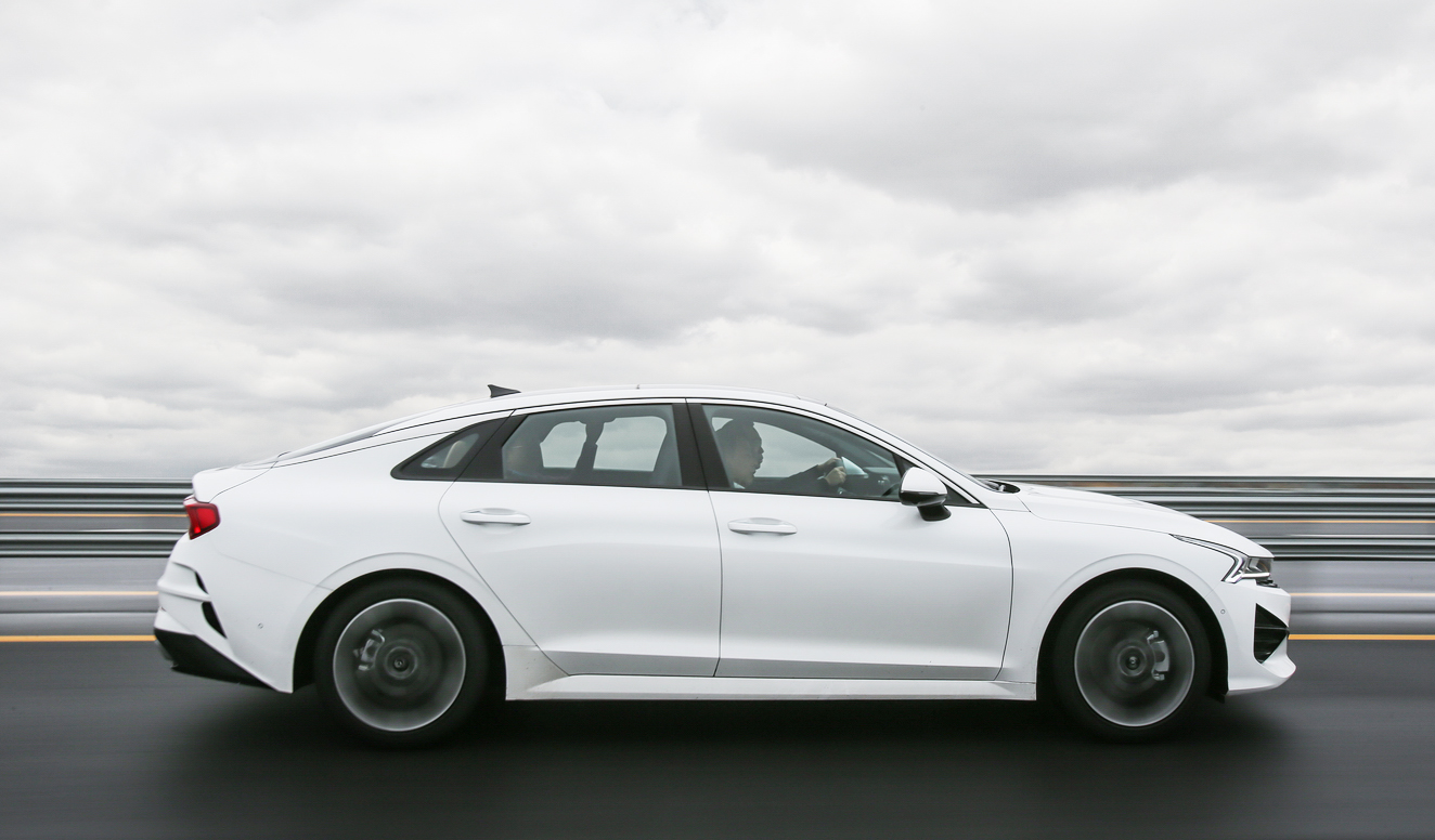 全新起亚k5高颜值运动帅气真香,起亚k5是b级车吗