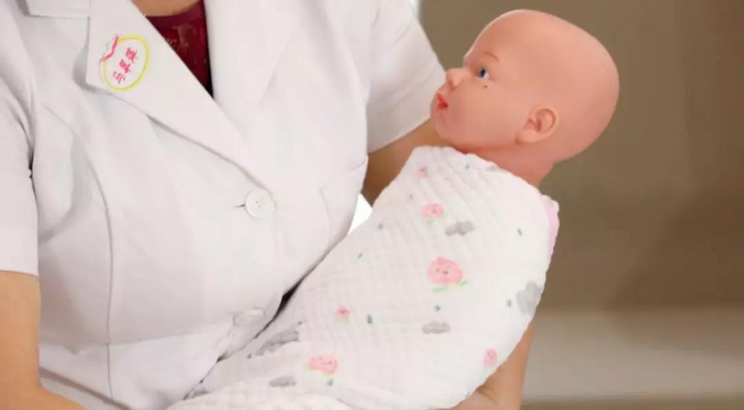 宝宝睡觉时四肢抽搐、频繁惊醒？按着4步裹襁褓，宝宝安心睡大觉