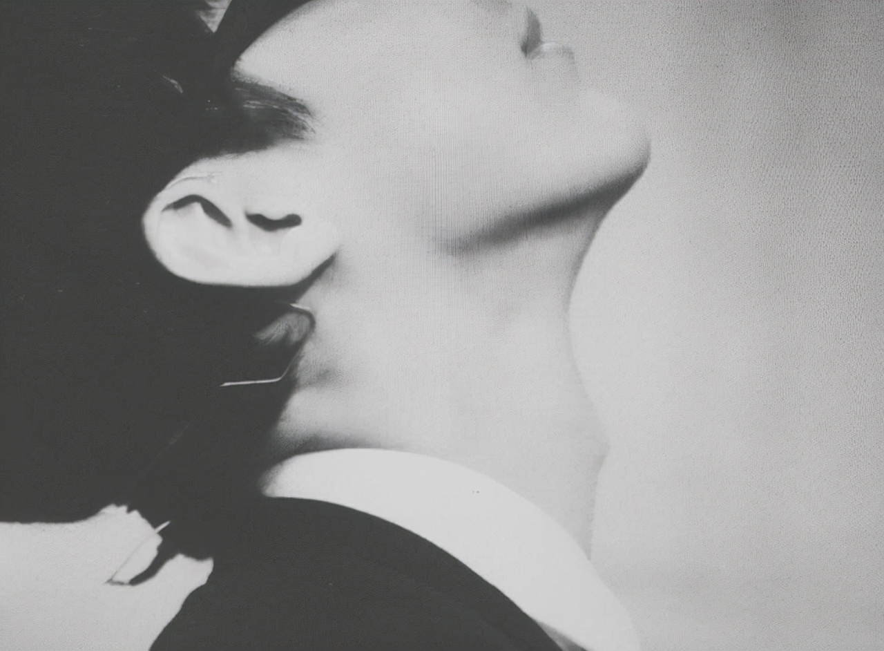 男生喉结看不出来怎么回事,关于男生喉结不能摸的小视频