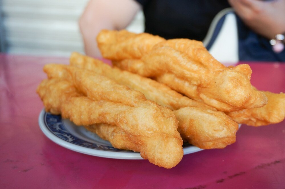 1斤面2个鸡蛋炸油条的配方,家庭面粉鸡蛋炸油条的做法