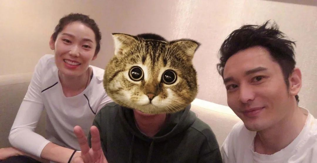 为拿不到偶像签名照而苦恼？看鹿晗、王一博上演教科书式的追星