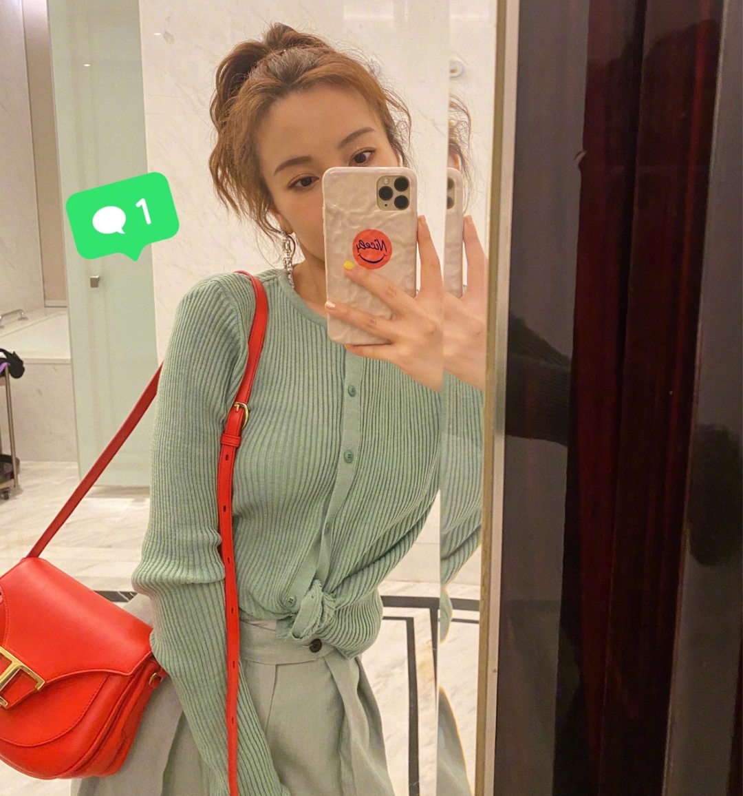 吴昕越来越美了复古开衫搭老爹裤,吴昕浅蓝色西装领连体裤