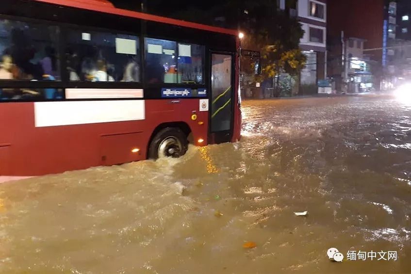 仰光雷雨，积水没过大腿，不少车子在水中“游”
