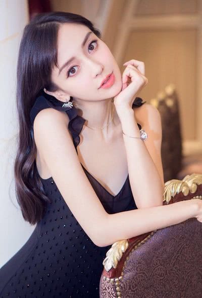 杨颖清纯直发视频烟熏妆,杨颖清纯直发图片剪刀手