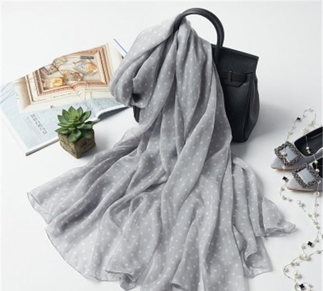 40多岁戴什么颜色的围巾显年轻,30岁的女人适合佩戴什么围巾