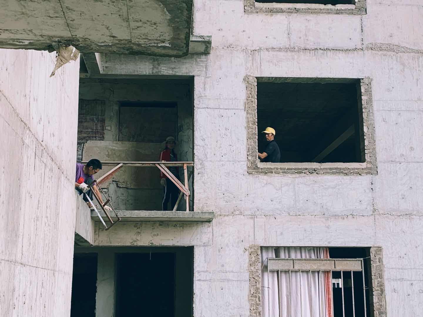 昆明烂尾楼居民过原始生活,昆明三十户居民住进烂尾楼