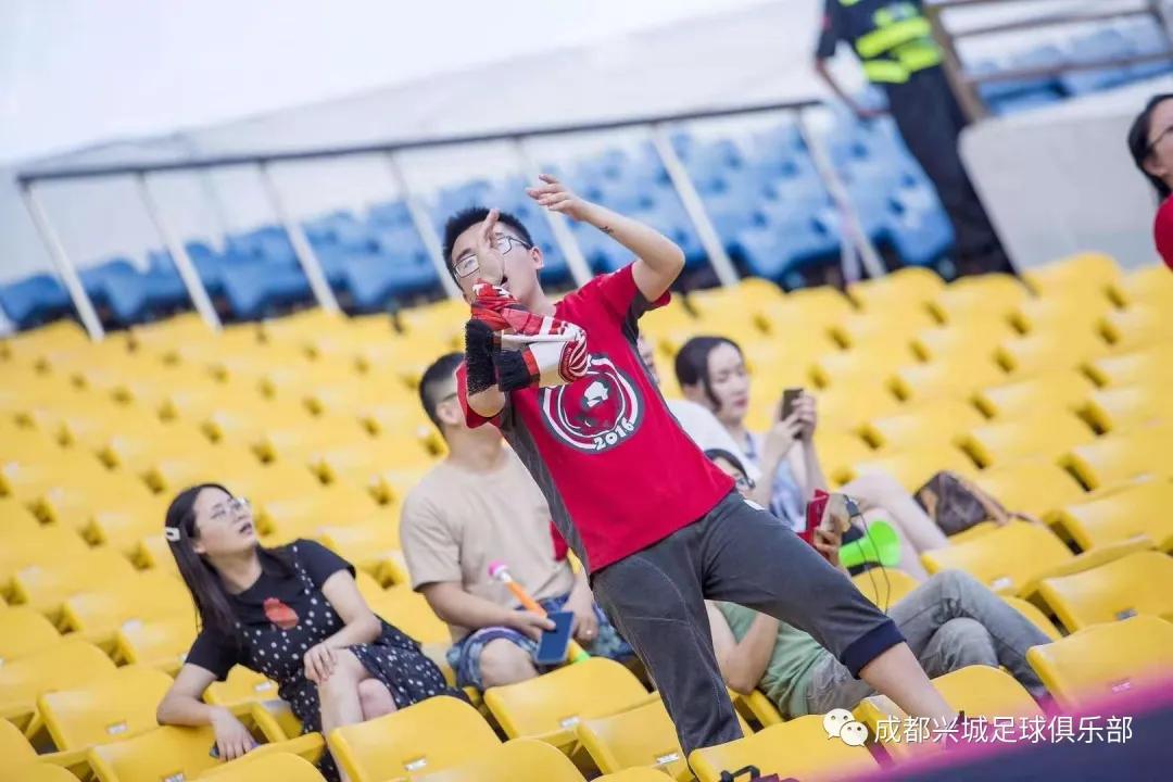 球迷故事丨小黄:和成都兴城一起战斗,让我找回归属感和幸福
