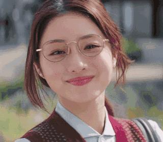 李佳琦omg这个产品也太好用了吧,李佳琦被称为美妆界的代名词