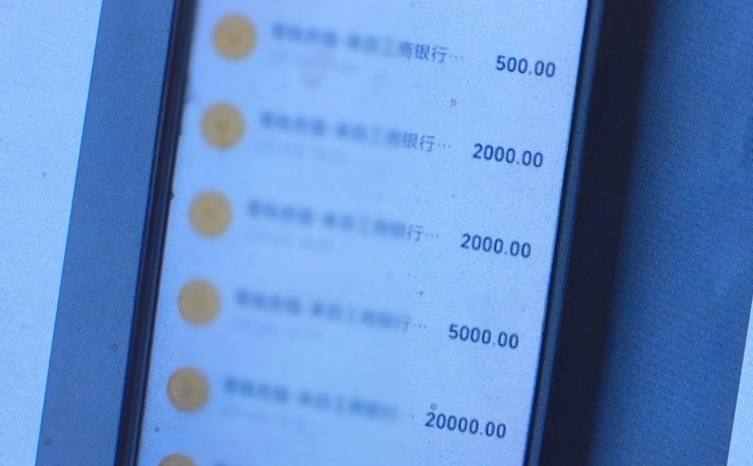 小孩玩王者荣耀花了1万妈妈打他,熊孩子王者荣耀疯狂充钱50多万