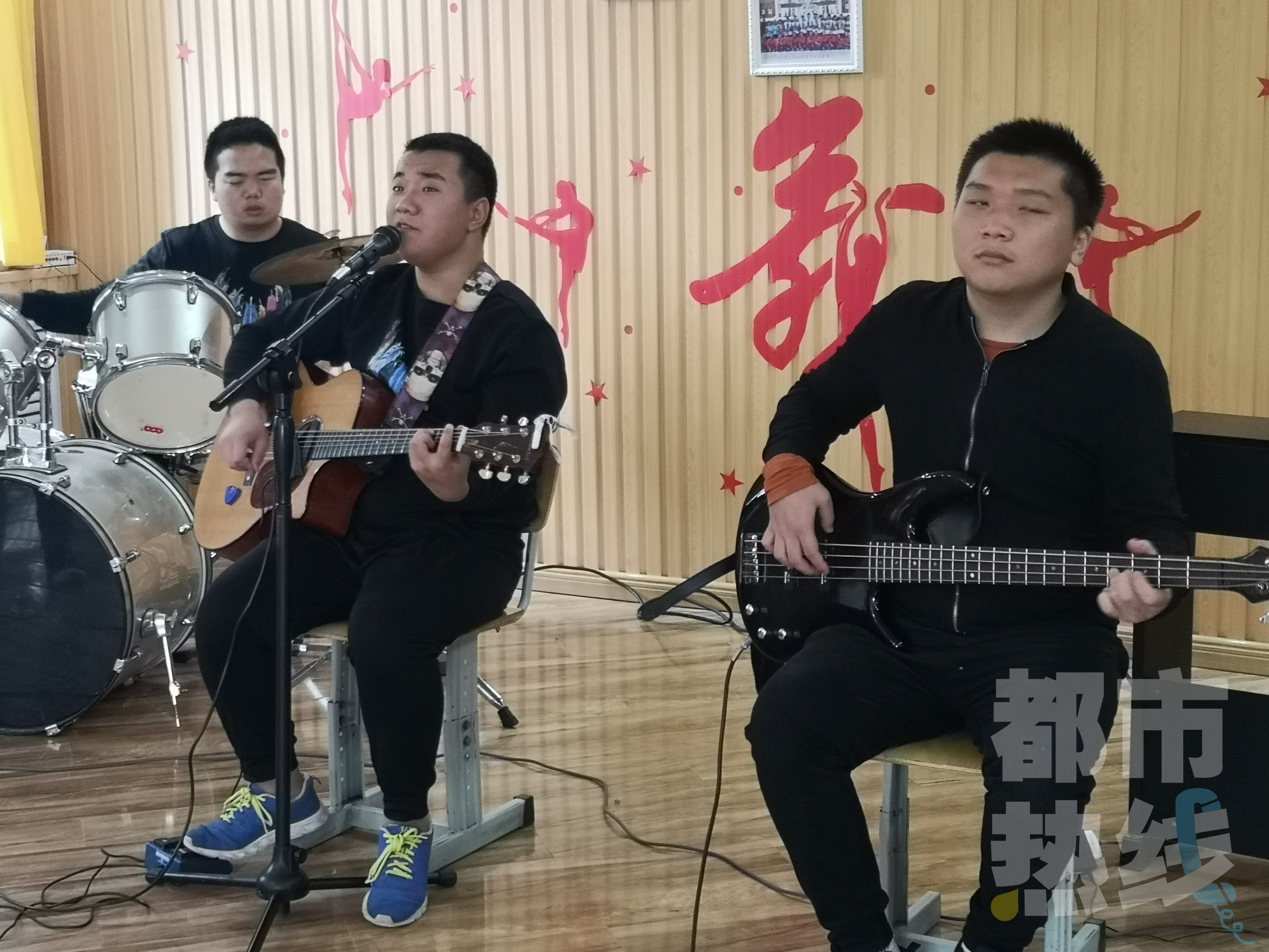 西安4名盲人学生组建乐队唱出“黑暗”中的独特乐章