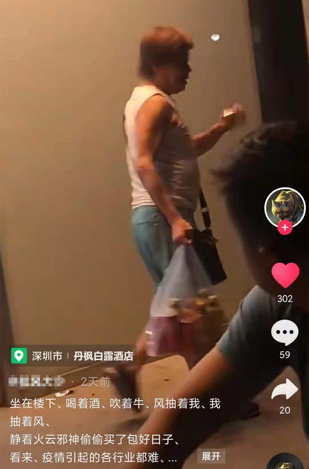 梁小龙穿中山装商演,港星梁小龙多少岁